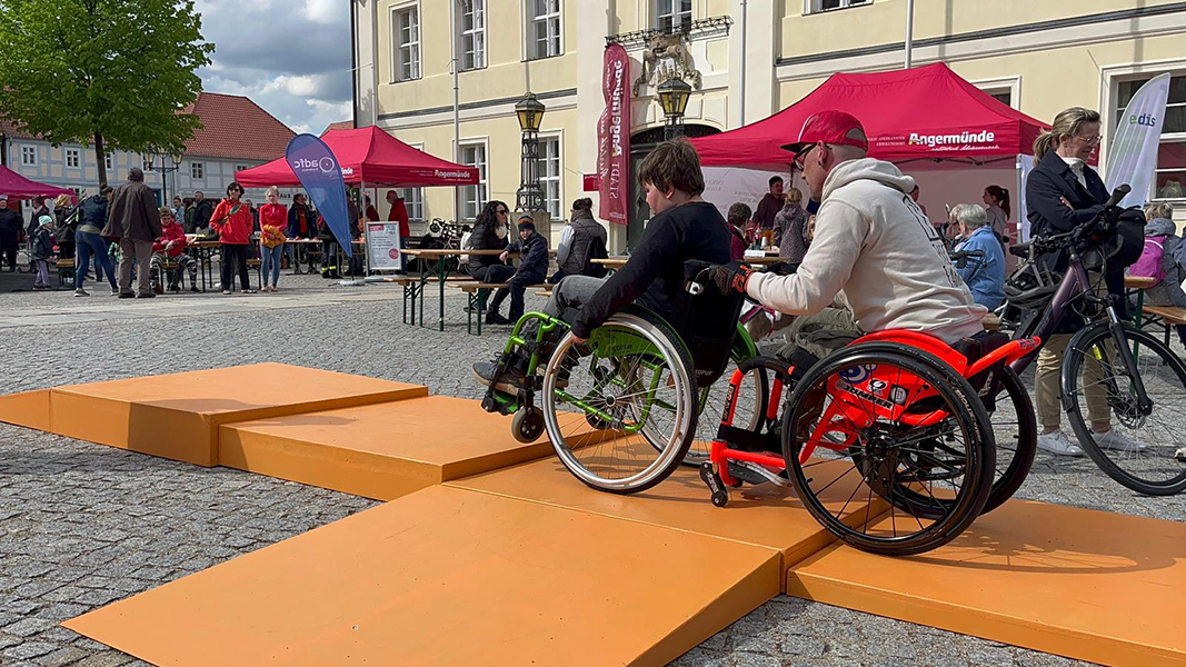 Perspektivwechsel beim Angermünder Fahrradtag: Bürgermeister erkundet Rollstuhl-Alltagsparcours